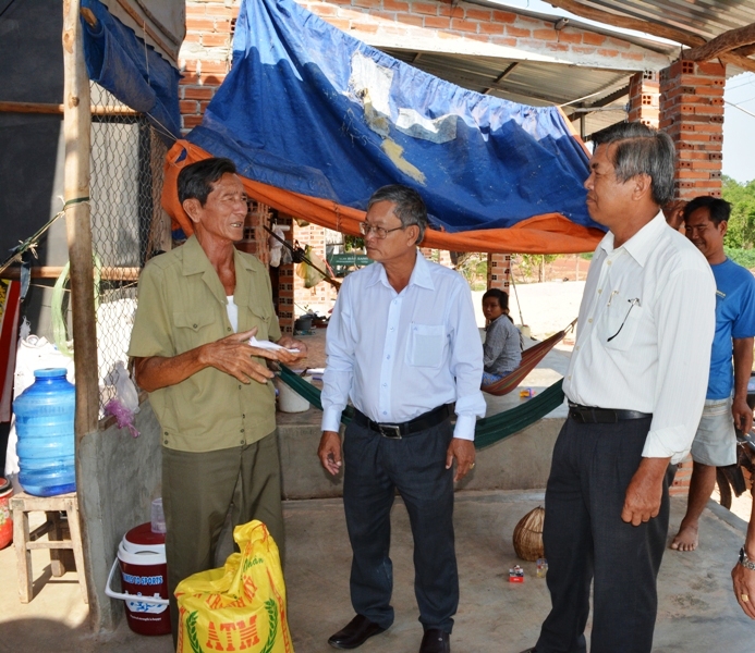  Lãnh đạo huyện Tân châu  thăm hỗ trợ các gia đình bị lốc xoáy tại xã Tân Thành